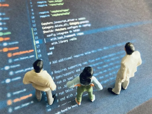 ブリッジSEの単価相場を徹底解説！費用感・報酬を決めるポイントとは：サムネイル