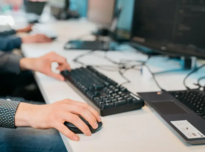 システム内製化の移行支援とは？支援内容や導入ステップ・注意点を解説：サムネイル