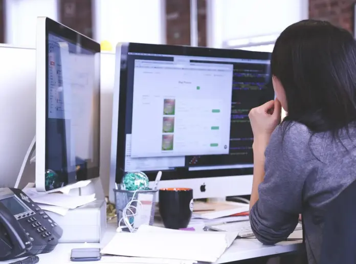 企業がやるべきエンジニア不足の解決策10選|日本の現状や原因も解説:サムネイル